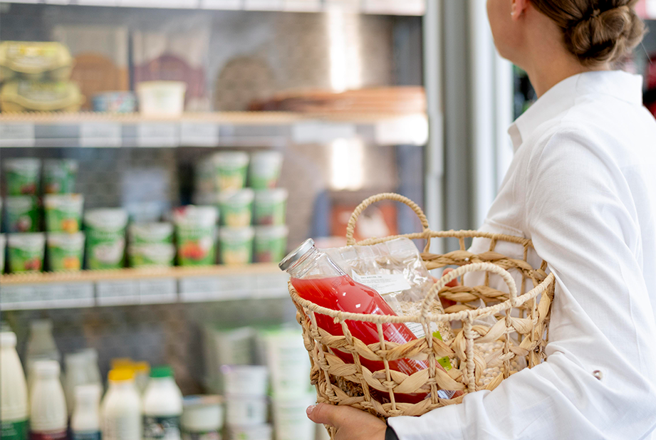 お店でお買い物をする女性